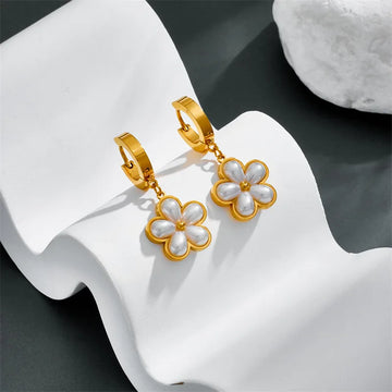 Pearl Small Flower Ear Clip